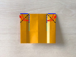 上を斜めに折るところ