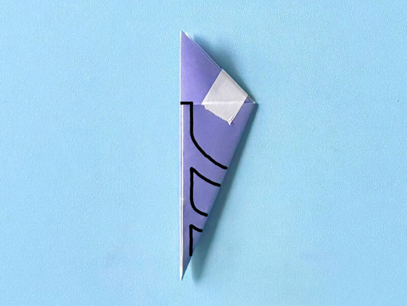 はさみで切る位置をペンで描く