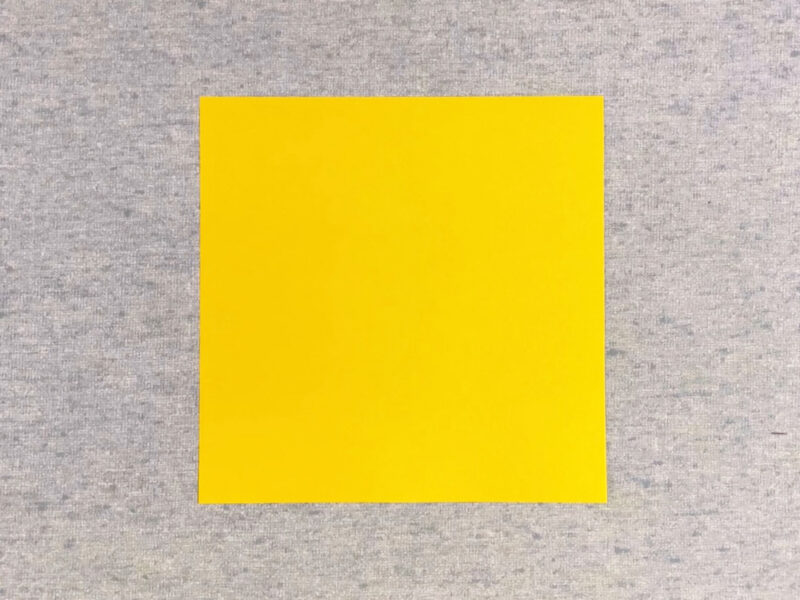 黄色い折り紙１枚の画像