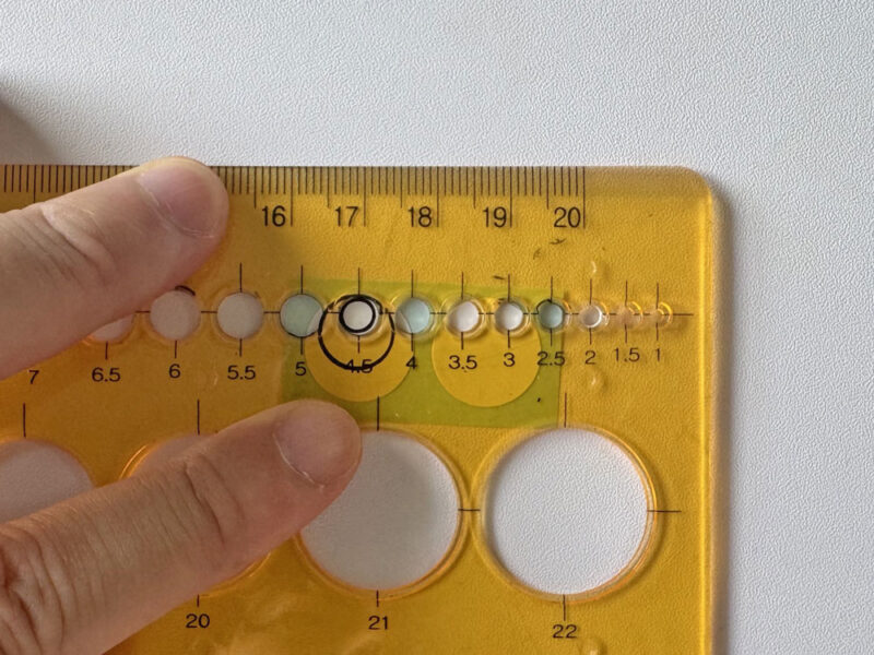 丸定規を使っているところ