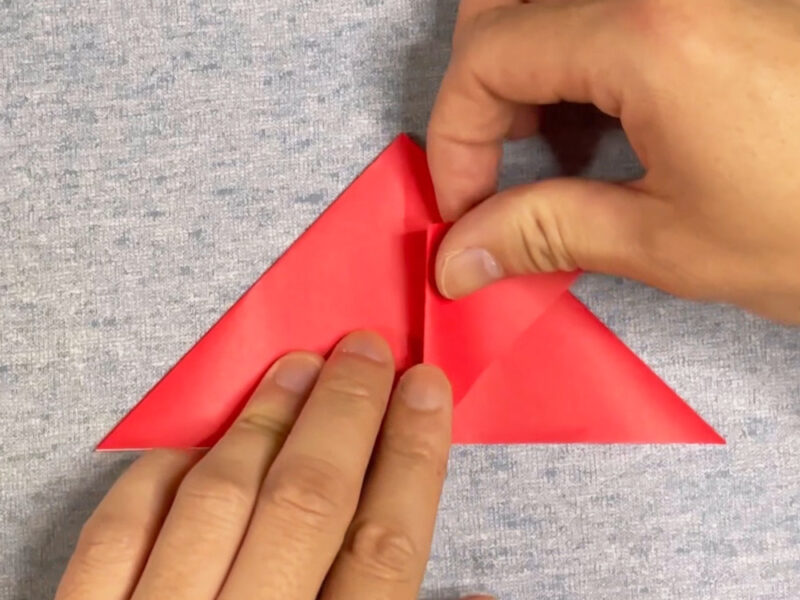 真ん中の折り筋に合わせるところの画像