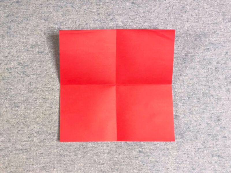 十字の折り筋をつけたところの画像