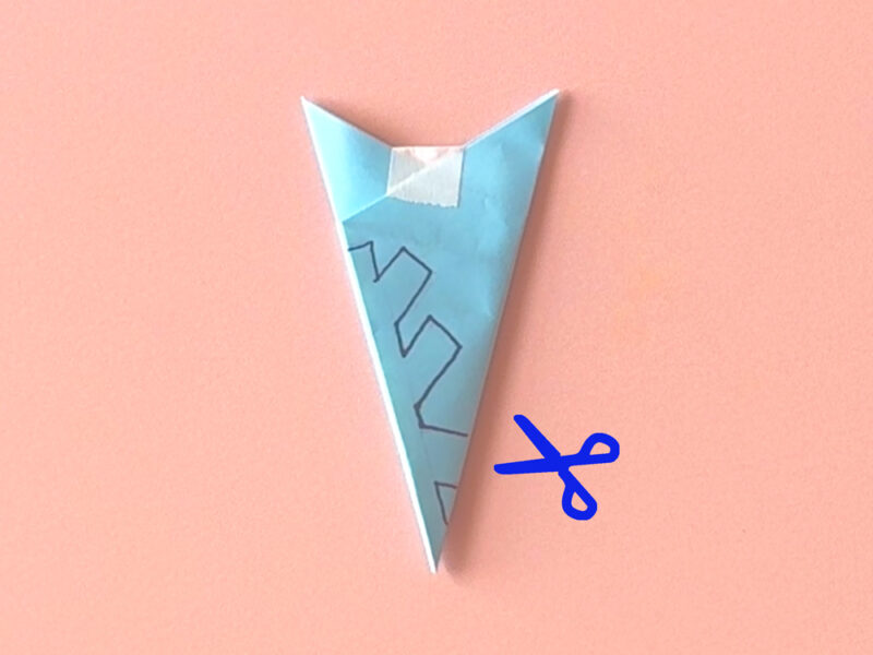 ハサミで切るところの画像