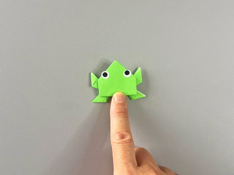 カエルを押さえたところの画像