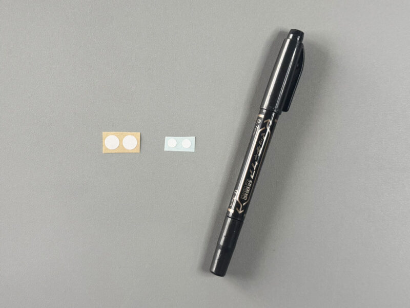 ペンと丸シールの画像