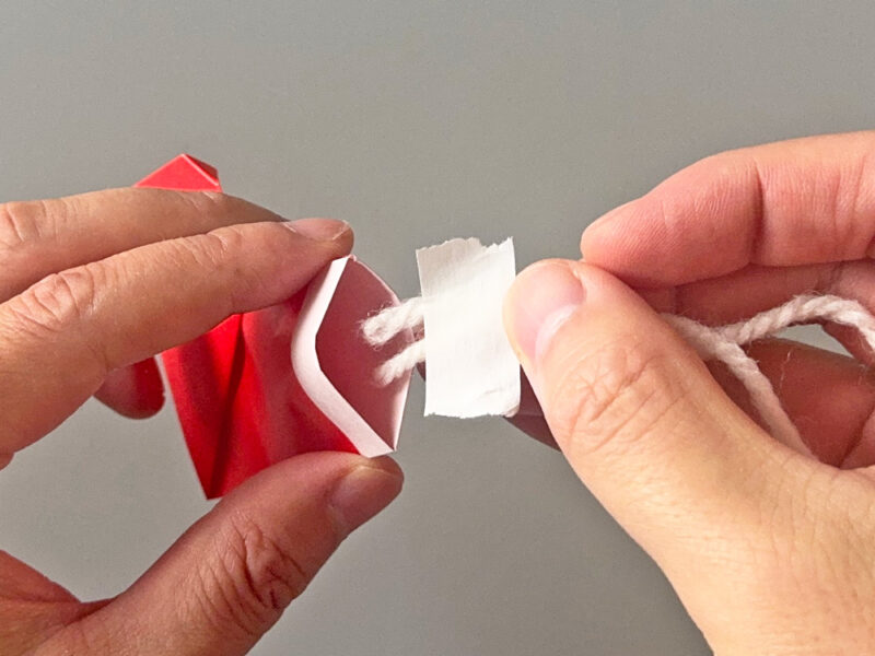 紐を付けている画像