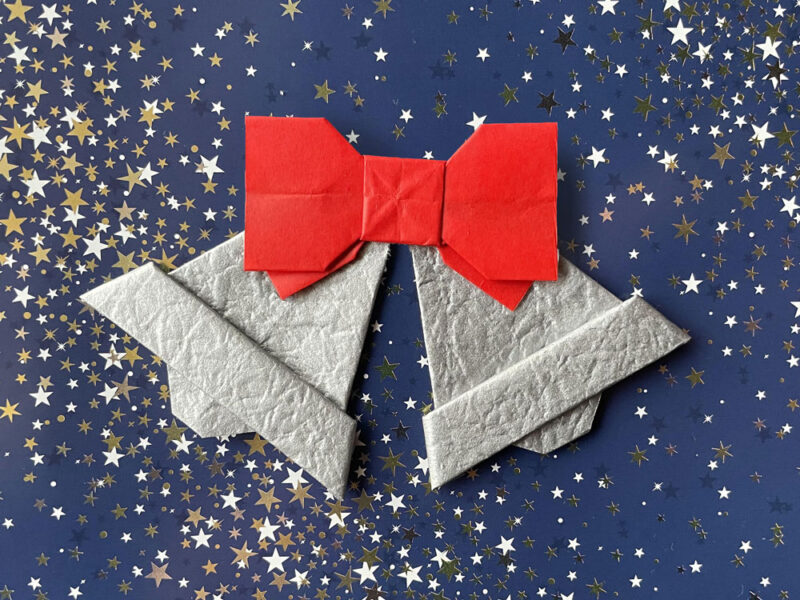 リボンを付けたベルの画像