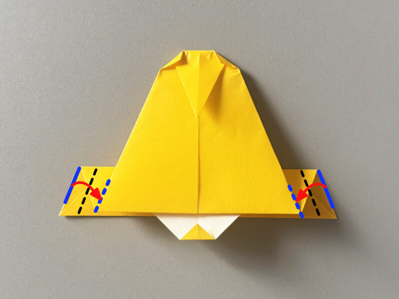 左右を折るところの画像