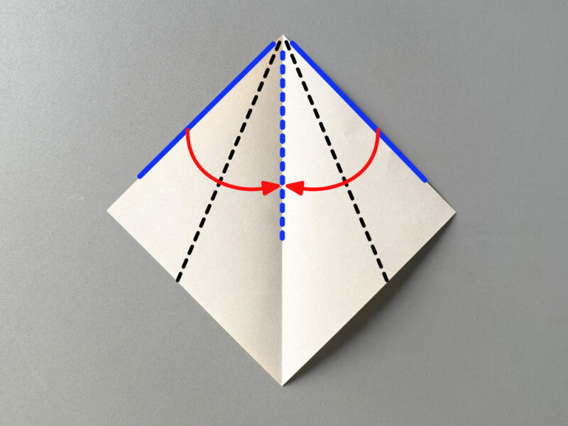 左右を折るところの画像