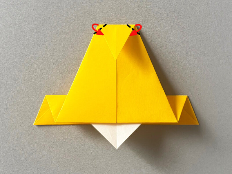 上の角を折るところの画像