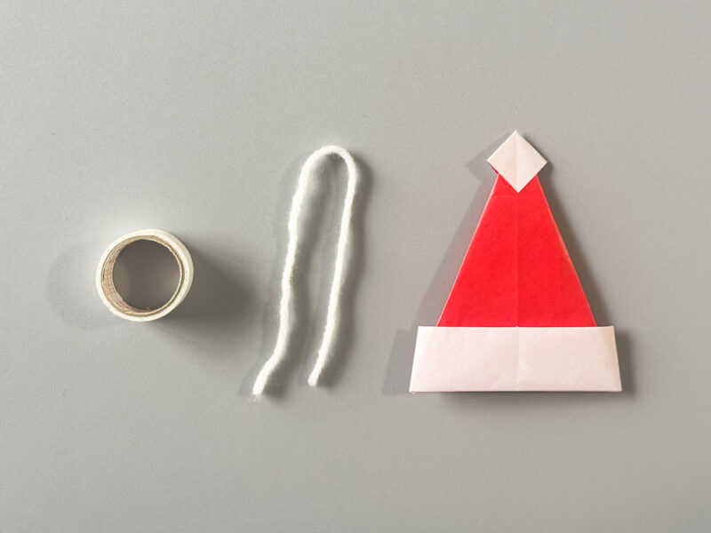 ひもとテープとサンタの帽子の画像
